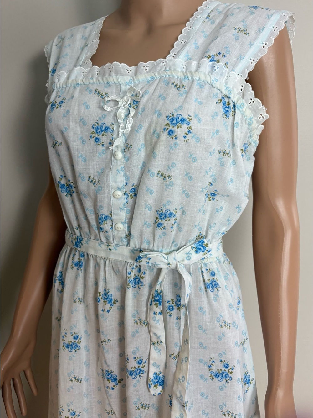 VINTAGE 70's Women's JACKIE O Eyelet Trim WHITE & BLUE Floral PRAIRIE Sun DRESS
